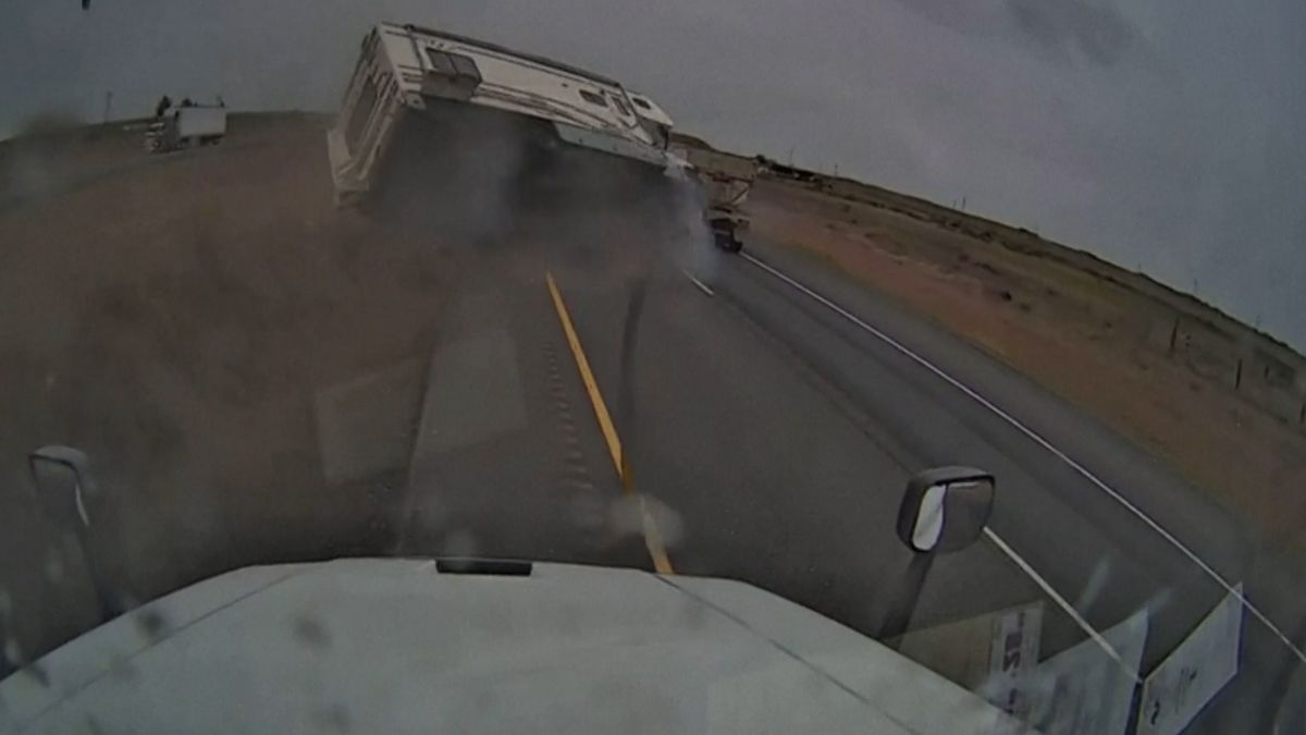 Zbytečná nehoda karavanu v USA připomene, jak nepředjíždět na dálnicích